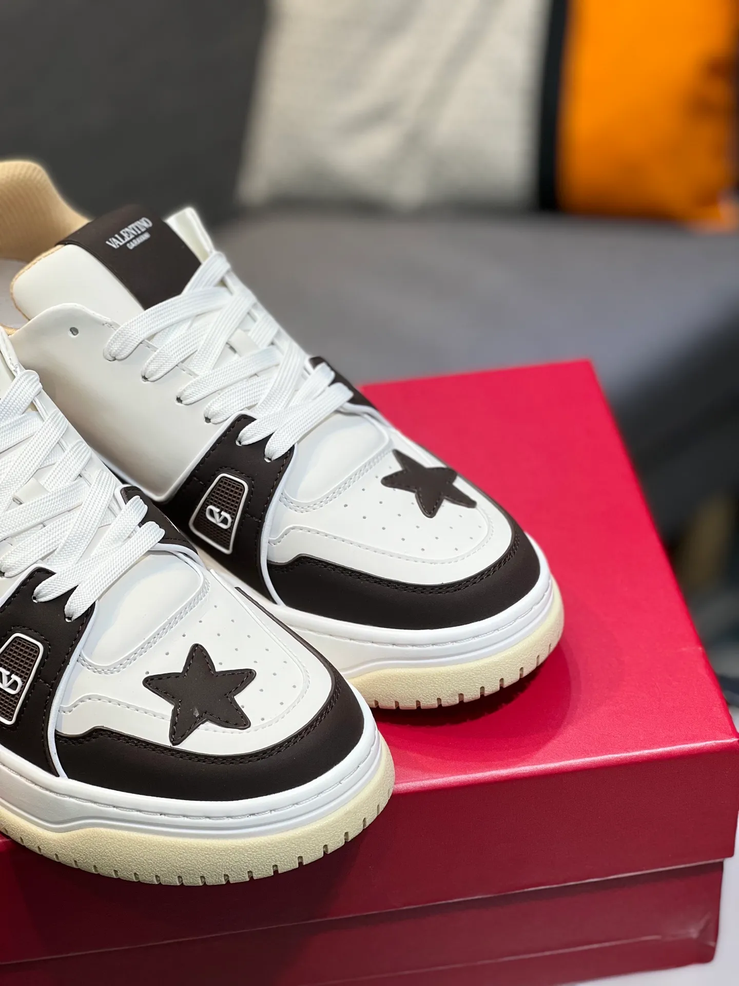 Men's Men's Shoes 💰660 Valentino 2023 early autumn new star shoes are now online! Wang Hedi and Ren Jialun have been worn by many celebrities. Who can refuse the same couple shoes as Wang Hedi! The design of Stars Stab My Heart is cool and spicy. The material of the shoes is cowhide, and every color is beautiful! Size 35-40, men’s size 39-44 (women’s 41, men’s 38, 45🉑️customized)